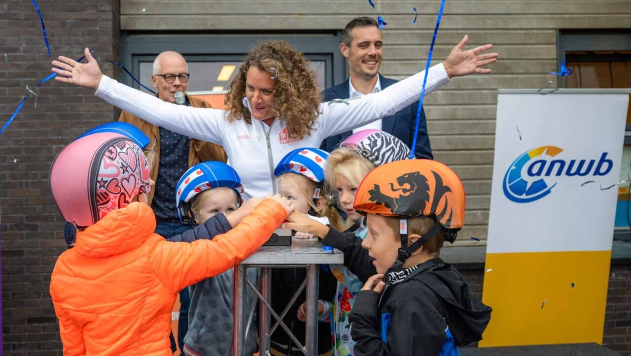 Cataract bubbel canvas 20.000 schoolkinderen in Nederland hebben een gratis fietshelm gekregen