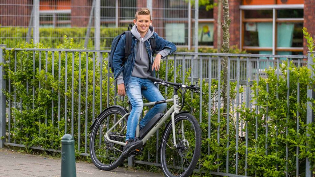 Onenigheid schraper Eerlijk Elektrische fiets voor scholieren: zorg of zegen? | ANWB