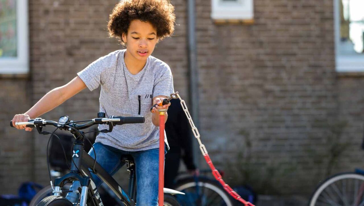 Beweegt niet limiet Aannemer Je kind leren fietsen: snel, leuk en vooral veilig | ANWB