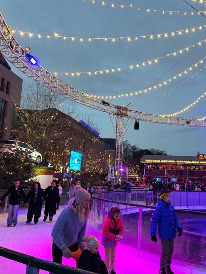 Straatverlichting op de kerstmarkt in Dusseldorf