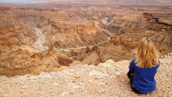 namibie_fish-river-canyon_uitzicht_vrouw_shutterstock