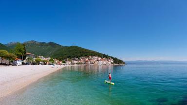 kroatie_istrie_adria_moscenicka-draga_kvarner-baai_zee_helder_peddelaar_supper_sup_strand_getty