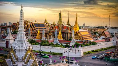 thailand_bangkok_grand-palace_gouden_stupas_weg_verkeer_thaise-vlaggetjes_stad