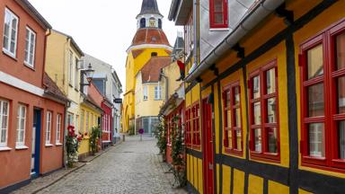 denemarken_funen_faborg_straat_kleur_huizen_getty