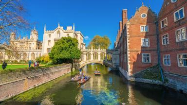 engeland_cambridgeshire_cambridge_punters_bootjes_rivier-cam_bridge-of-sighs_brug_shutterstock