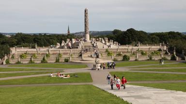 noorwegen_oslo_vigelandsparken_obelisk_mensen_kinderen_gras_overzicht_pixabay