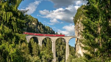 zwitserland_graubunden_landwasser-viaduct_trein_bos_getty