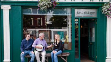 sfeer_ierland_tipperary_rock-of-cashel_pub_mikey-ryan_stel_muziek-gitaar_tourism-ireland.jpg