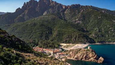 frankrijk_corsica_porto_luchtfoto_zee_bergen_uitzicht_getty