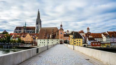 duitsland_beieren_regensburg_brug_kathedraal_poort_pixabay