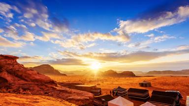 jordanie_wadi-rum_algemeen_rondreis-jordanie_wadi-rum-woestijn_vallei-van-de-maan_zonsondergang_shutterstock