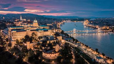 hongarije_boedapest_kasteel_parlement_Szechenyi-Chain-Bridge_avond_rivier_donau_shutterstock_1432307072