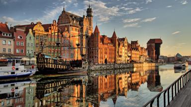 polen_baltische-staten_gdansk_oude-stad_lange-brucke_boot_kade_water_avond_getty