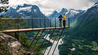 noorwegen_andalsnes_stel_uitzichtpunt_shutterstock_1440663827.jpg