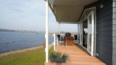 hotel_nederland_maurik_vakantiepark-eiland-maurik_riverlodge_terras_uitzicht