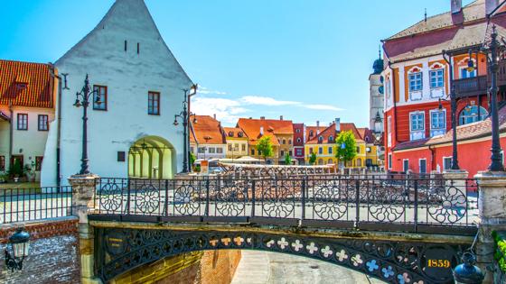 roemenie_transsylavanie_sibiu_brug-der-leugens_gekleurd-huis_shutterstock