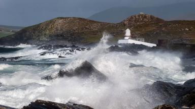 sfeer_ierland_kerry_valentia-island_vuurtoren_woeste-zee_tourism-ireland.jpg