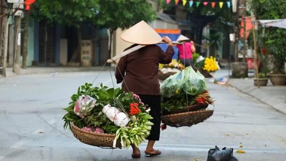 vietnam_hanoi_local_straatverkoper_straatbeeld_weegschaalmandje_punthoedje_b