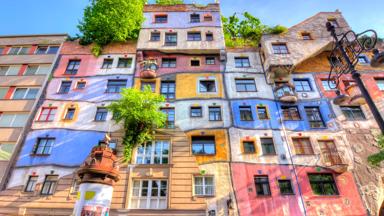 oostenrijk_wenen_hundertwasserhaus_kleur-planten-voorkant_shutterstock