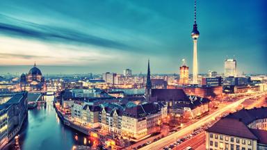 duitsland_berlijn_berlijn_avond_televisietoren_toren_spree_rivier_alexanderplatz_kathedraal_GettyImages-109861425