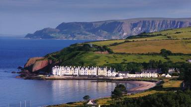 noord_ierland_country-antrim_cushendun_vergezicht_rij_huizen_landschap_toerisme_ireland