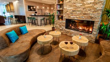 Hotel_Zwitserland_Davos_Hilton_Garden_Inn_Lobby_Openhaard