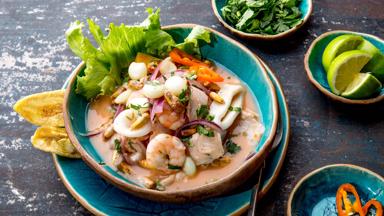 peru_eten_peruaans-gerecht_ceviche-zeevruchten-mais_shutterstock_1028271820