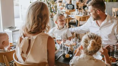 denemarken_noord-jutland_hjorring_skallerup-seaside-resort_familie-eten1