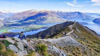 nieuw-zeeland_zuidereiland_mount-aspiring-national-park_lake-wanaka_roy-peak-mount-roy_hike_mensen_wandelen_uitzicht_shutterstock