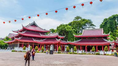 indonesie_java_semarang_sam po kong tempel_plein_mensen_shutterstock-771461065