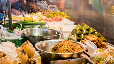 thailand_chiang-mai_kad-luang_streetfood_nachtmarkt_shutterstock_737627179