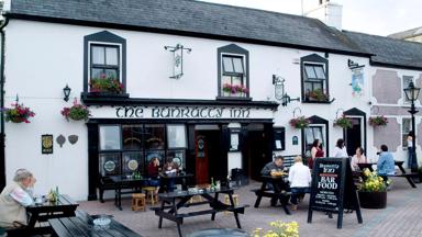 ierland_county_cork_schull_pub_bunratty_inn_terras_mensen_tourism_ireland