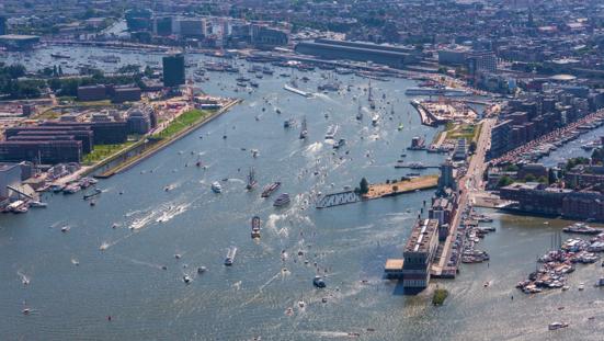 Tall ships en verschillende andere boten op het IJ in Amsterdam.
