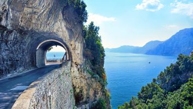 italie_campanie_amalfikust_weg_tunnel_zee_kliffen_autovakantie_GettyImages-1020471494