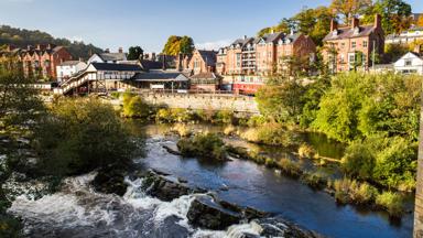 wales_llangollen_water-huizen-bomen_shutterstock