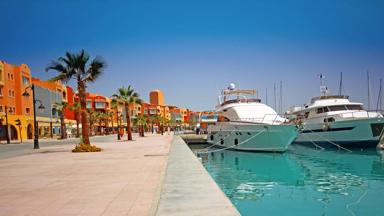 egypte_rode-zee_hurghada_marina_boulevard_palmboom_boot_jacht_Shutterstock