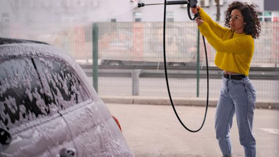 Het wassen en poetsen van een auto is belangrijk voor de levensduur.
