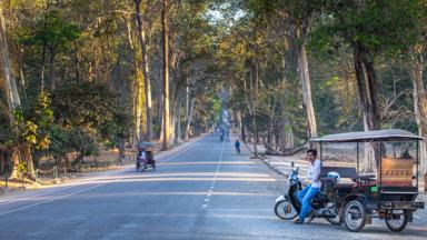cambodja_siem-reap_angkor_weg_verkeer_tuktuk_man_local_getty