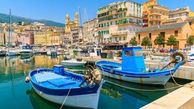 frankrijk_corsica_bastia_haven_vissersboot_kade_appartement_kerktoren_water_zee_getty