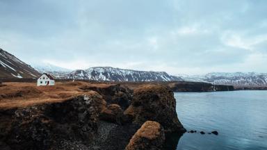 ijsland-snaefellsnes-arnarstapi-huisje_in_landschap-rotsen-1_unsplash.jpg
