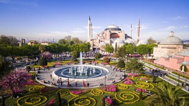turkije_istanbul_hagia-sophia-moskee_aanzicht_tuin_fontein_mensen__shutterstock