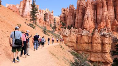 verenigde-staten_utah_bryce-canyon_groep_reiIgers_wandelen_3_w