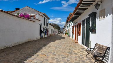 colombia_villa-de-leyva_straatbeeld_huizen_gevels_zomer_f
