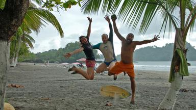 costa-rica_strand_surfplank_palmen_singles_springen_w