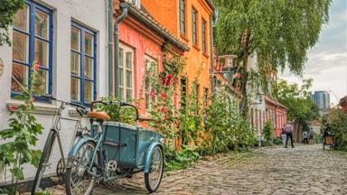 denemarken_jutland_aarhus_huisjes_bloemen_fietsen_deense-fiets_shutterstock_1611178834