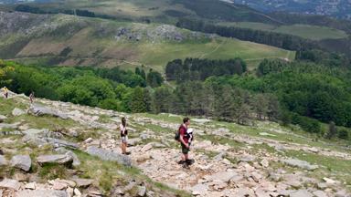 wandelrondreis_frankrijk_occitanie_pyreneeen_wandelaars_berg_shutterstock