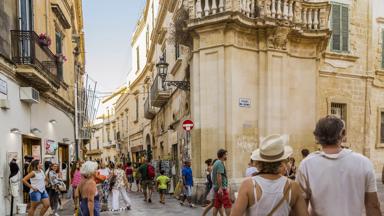 italie_puglia_lecce_winkelstraat_mensen_stel_old-town_getty