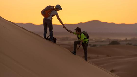 marokko_merzouga_woestijn_zandduin_moeder_zoon_GettyImages-899003588