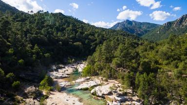frankrijk_corsica_cavu_natuurlijke-waterbron_bergen_shutterstock