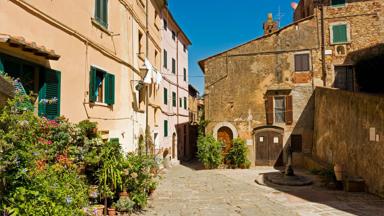 italie_toscane_catagneto-carducci_straatje_huizen_bloempotten_getty-547496581